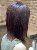 ワインカラーのミディアムストレート