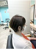 横顔美人ショートボブ×オリーブベージュ×白髪ぼかし