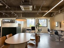 セルニ 福島(SELNI)の雰囲気（光の入る大きい窓のある店内でゆっくりしていただけます）