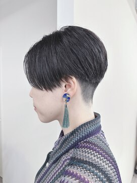 モリオ(morio) ＊センターパート刈り上げショート女子前下がりショート前髪なし