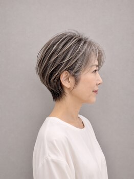 キュービック Cubicの写真/理想の白髪ぼかしを追求。脱白髪染め×ハイライトで大人のおしゃれを楽しもう♪