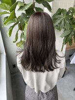 ティティ(TiTi)&nbsp;ブリーチなしで叶えるくすみカラー[TiTi_栗林れい]