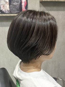 ルイ(ROUIS produced by LUCK 津田沼) ROUIS 津田沼 ナチュラルグレージュハイライト/ショートボブ