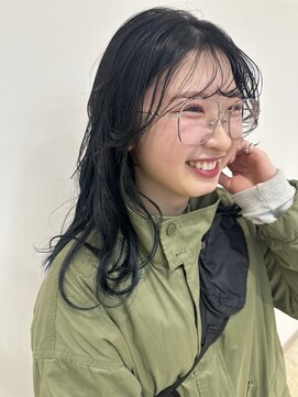 前髪艶カラーブルーブラックくせ毛風ハッシュカット10代20代