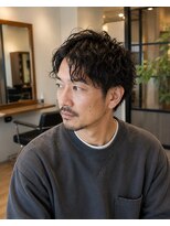 MEN's Baguz MEN'Sカット/ MEN'Sパーマ/ MEN'Sカラー 黒髪無造作強めカールセンターパート