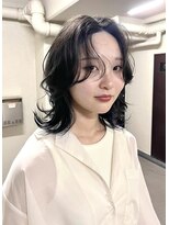 フイ(HUI)&nbsp;大人くびれミディアムレイヤー♪インナーカラーネイビー　金山