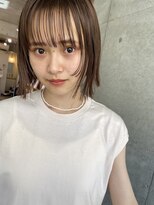 顔周りを切り込んだマロンベージュのAラインボブ