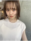 顔周りを切り込んだマロンベージュのAラインボブ