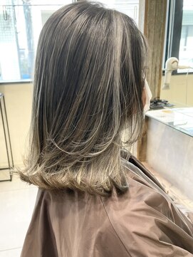 トルネード(TORNADO) 外国人風ハイライトバレイヤージュ グレー レイヤーカット M14