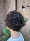 たて巻きウェーブヘア。