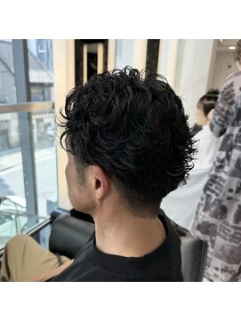 エアー 銀座タワー(AIR) ツーブロック刈り上げショートパーマスタイル/黒髪