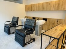 ムイ(muy)の雰囲気(身体や首の負担が少ないシャンプー台、シャワーヘッドはReFa使用)