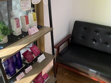 大人髪とく湯 本店の雰囲気（白髪染めやパーマの放置タイム、またお話タイムにくつろげます。）