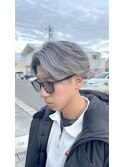 シルバーアッシュ　センターパートマッシュ