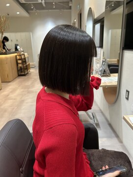 マオリ ホアロハ バイ アヌエヌエ(maoli hoaloha by anuenue) 切りっぱなしボブ