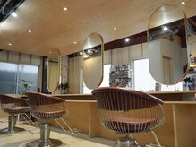 光と余白が心をほどく、SANのメインフロア