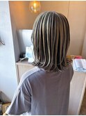 ストライプカラーの陰影が冴えるワンレン外ハネミディ