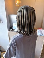 シー 岡崎(,SHE) ストライプカラーの陰影が冴えるワンレン外ハネミディ