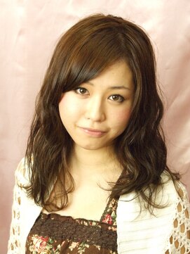 ジャイアントビービー(GIANTB B) 重さを残したフェミニンヘアは、ソフトウェーブが素敵♪