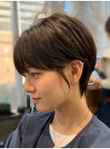 大人可愛い 小顔 前下がりハンサムショート