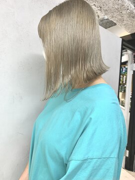 イリ 心斎橋(ili) ベージュカラー