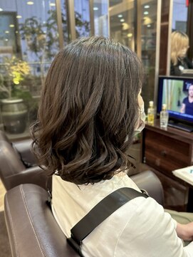 キャラ 池袋本店(CHARA) バッサリカット&コテ巻き風パーマで可愛くイメチェン!【貴也】