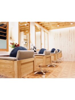 星々に囲まれた魅惑のシャンプールームや落ち着いた空間で、都会の喧騒を忘れる特別なひと時を◇