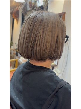 ロウスリー(Lowsly) 大人ボブ透明感くすみベージュ 20代30代40代