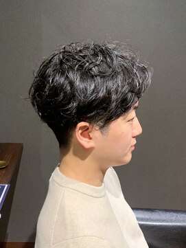 ビーダンディー(Bee dandy) ビジネスナチュラルショート ツーブロックパーマ センターパート