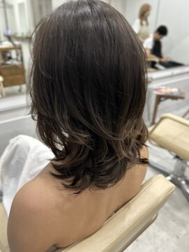 プラグ(Plug) ミディアムレイヤー前髪なしセンターパート似合わせカット10代