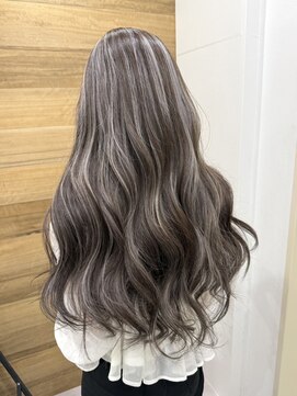 ジゼル(gisele) 【夏向けデザインカラー】ハイライト×ロングヘア×10～40代