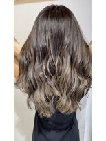 グラデーションバレイヤージュハイライトグレージュ桜井