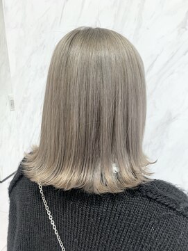 リー 京橋(Lee) ホワイトシルバーカラー 山下志穂