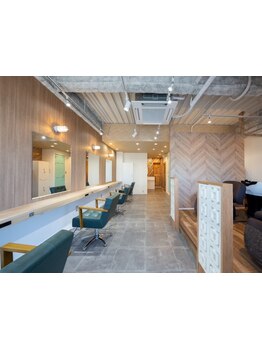 明るく開放感のある西海岸をイメージ☆気さくなスタッフ２人がお出迎え。居心地の良さ◎お子様同伴OK！