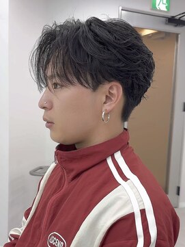 リヴ オオサカ(LIV OSAKA) センターパートフェザーショートフェザーパーマ刈り上げショート