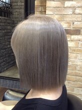 モナン 海老名(Monan) アッシュグレージュ ダブルカラー ミニボブ ハイトーン