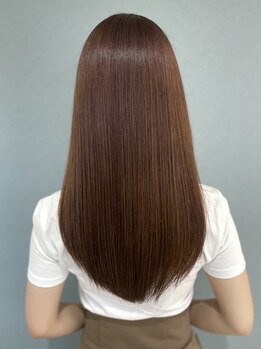 美しく艶やかな髪で、今までとは違う自分らしさを表現。ヘアスタイルからケアまでRELUHAIRにお任せください