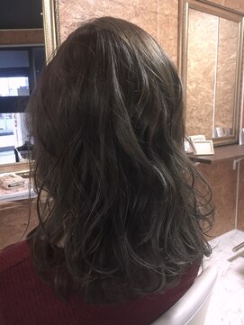 ハグ(Hug) ミディアムグレージュ アプリエカラー