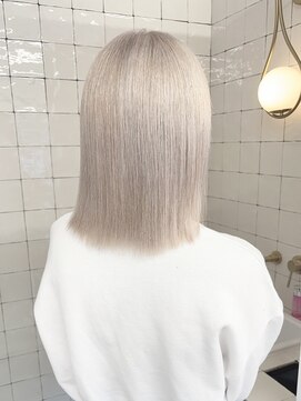 フウ(fuh) ホワイトベージュ/ハイトーン/ボブ/ブリーチ／ブリーチカラー