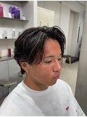 大人の抜け感を演出する、今トレンドのフェザーパーマ