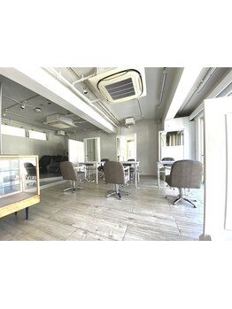 白を基調とした清潔感あふれる店内で、ゆったりとした時間を過ごせる♪アットホームな雰囲気で居心地も◎