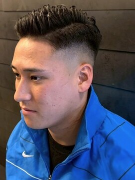 ディスイズバーバーセカンド(THIS IS BARBER 2nd) サイドパート メンズショート アップバング スキンフェード 20代