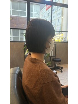 リリス(Lilith) 横顔が映えるぱつっとミニボブ