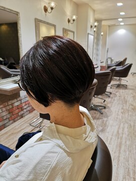 ルシードスタイル クリザンテーム 刈り上げ前下りボブ