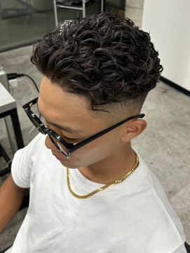 イーラ(era) 極道パーマ　スパイラル　フェード　メンズ　ショート　眉毛