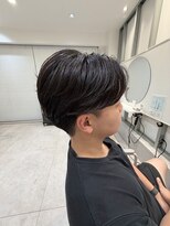 ネリ(NERi)&nbsp;メンズ毛流れパーマ×ナチュラルセンターパート