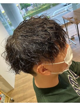 エヌプラス(N+) 刈り上げセンターパートサーフカールブルーブラッフェザーパーマ