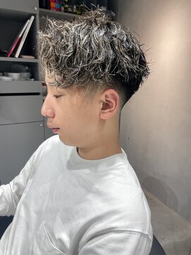 アン(Un) 【フェードカット】【フェード】【ハイライト】【波巻きパーマ】