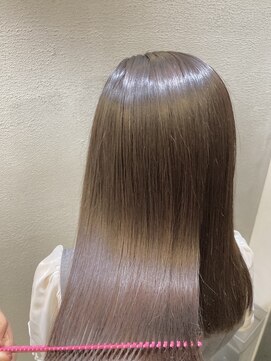 フーチー クーチー ヘッド ショップ 曽根本店(FUCHI KUCHI head shop) @fuchi_kuchi.okada[大阪豊中/白髪ぼかしグラデーション/艶髪］