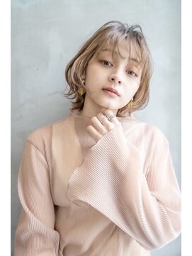 ケアリー 大日(Carelly) ベージュウルフ/大人かわいいショートボブ/モードプリカール